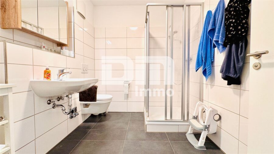 Neuw. Wohn / Gewerbeimmobilie mit vielen Nutzungsmöglichkeiten - Aktuell Gastro und Ferienwohnungen - OG WE1 Bad / Dusche